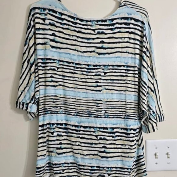 Women's Plus Blue and Black Striped Short Sleeve Blouse 1x - Picture 4 of 4